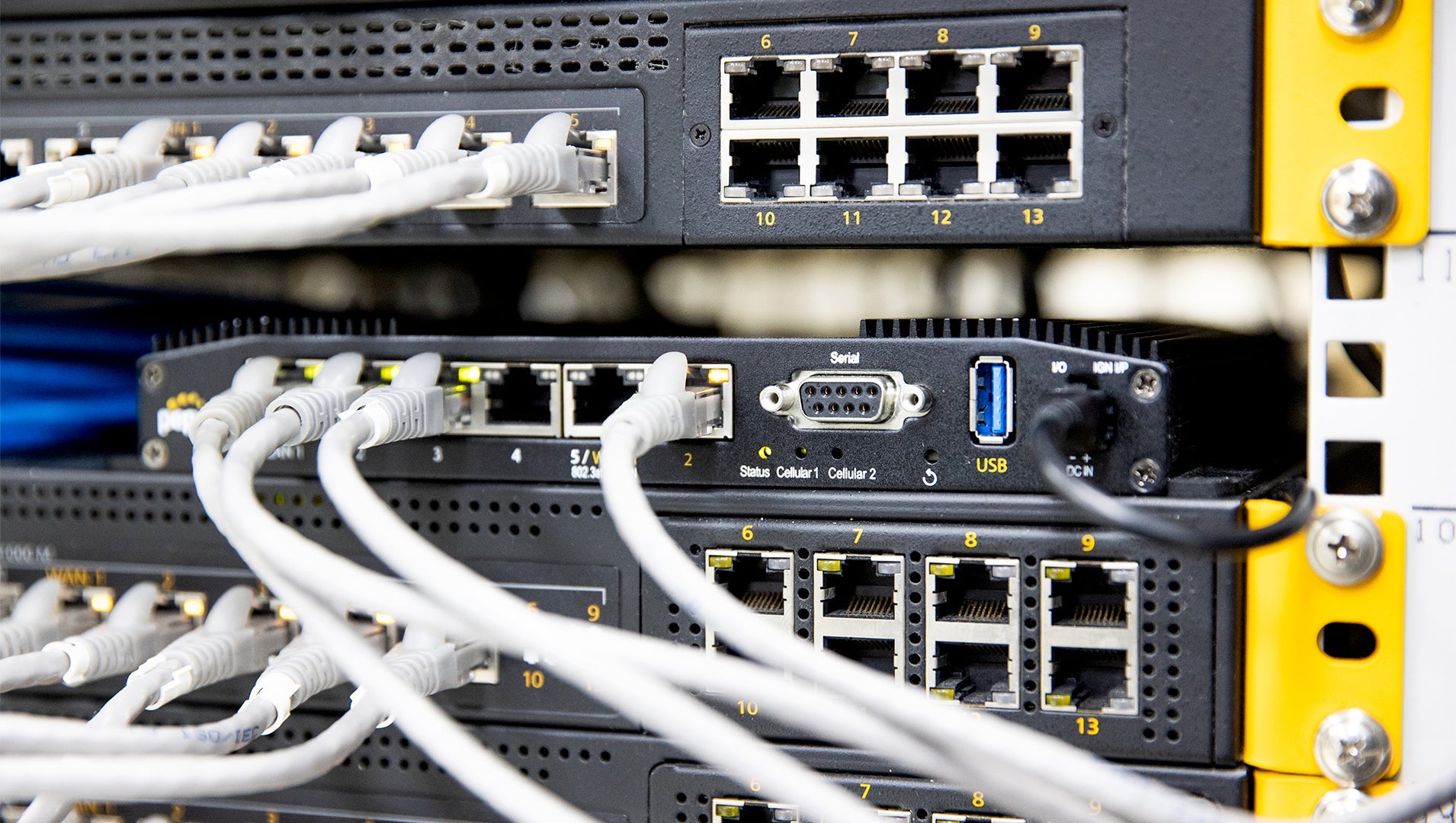 Pepwave MAX BR2 Pro Dual 5G/CAT-20 Mobile Router, WIFI 6, 4 Port