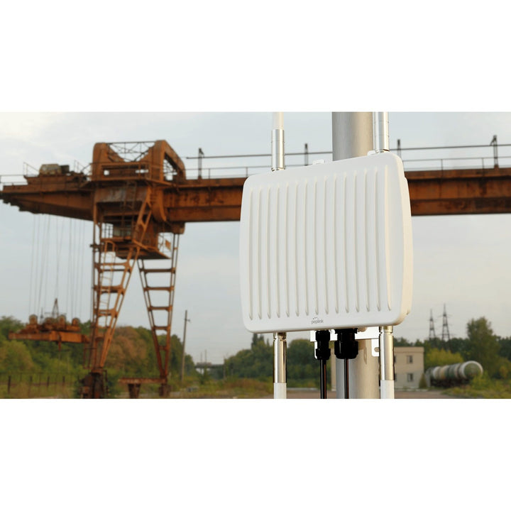 AP Pro AX HW3 pole mounted outdoors with external omni antennas
